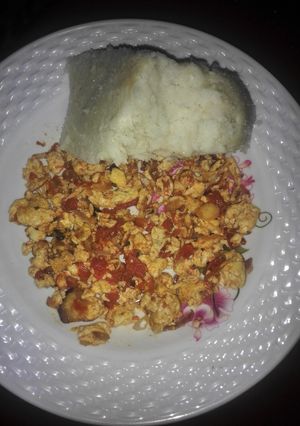 A picture of Fried eggs served with ugali.