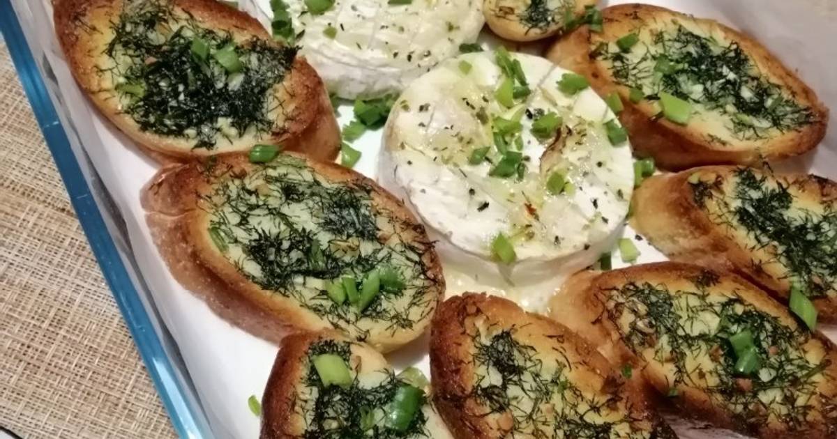 Запеченный камамбер с багетом. Камамбер в духовке с хлебом. Камамбер с багетом. Запеченный камамбер джейми оливера. Камамбер с багетом.