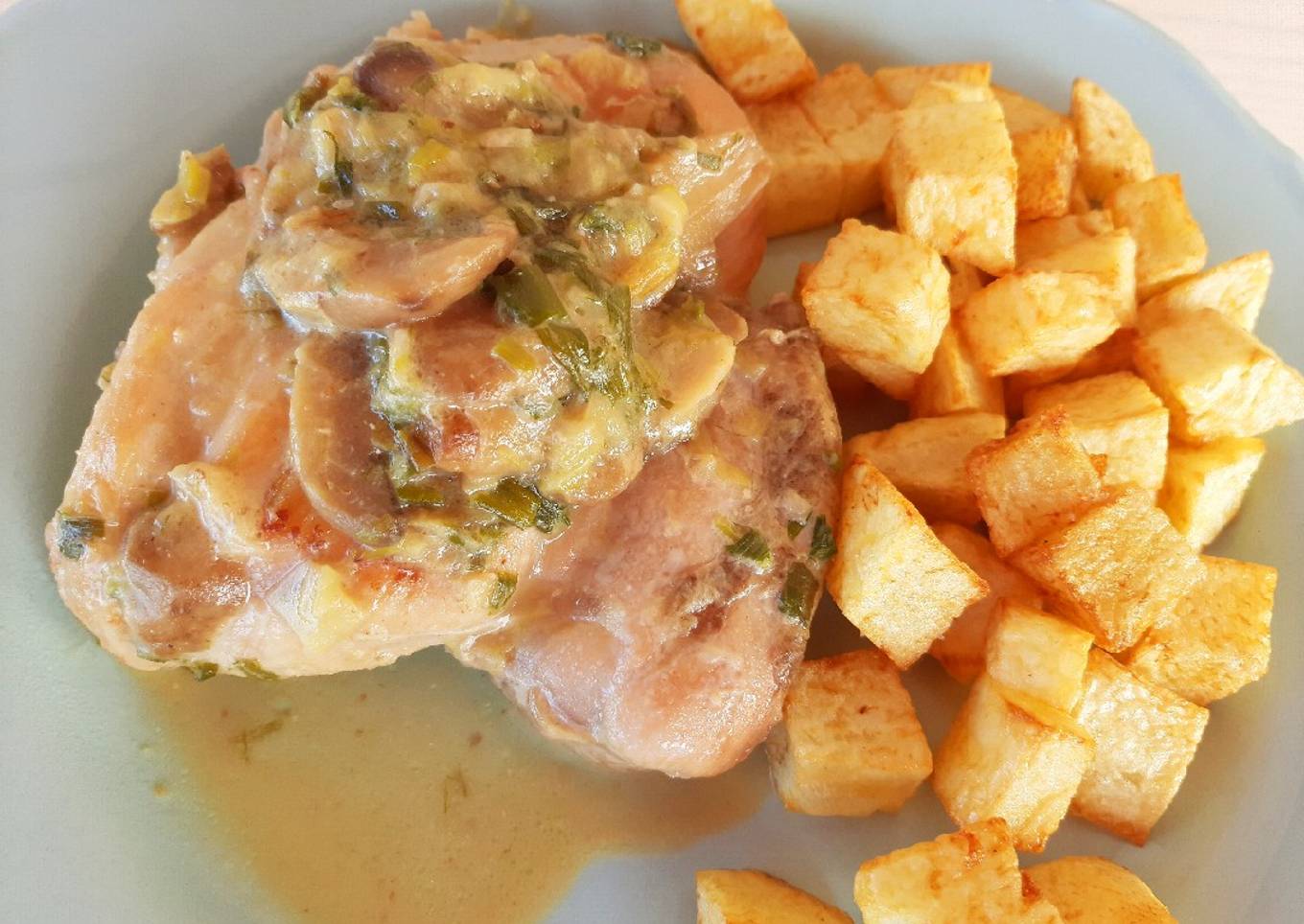 Muslitos de pollo deshuesados al verdeo con champiñones