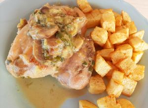 Una foto de Muslitos de pollo deshuesados al verdeo con champiñones