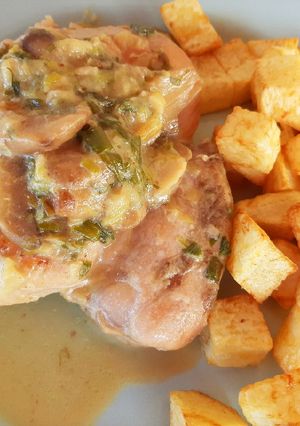 Una foto de Muslitos de pollo deshuesados al verdeo con champiñones