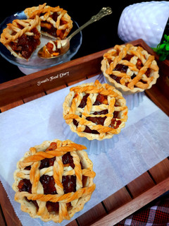 A picture of Mini Apple & Pear Pie, Eggless.