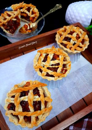 A picture of Mini Apple & Pear Pie, Eggless.