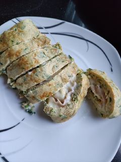 Una foto de Rollo de tortilla de calabacín con queso y pavo