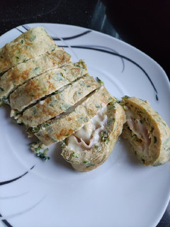 Una foto de Rollo de tortilla de calabacín con queso y pavo