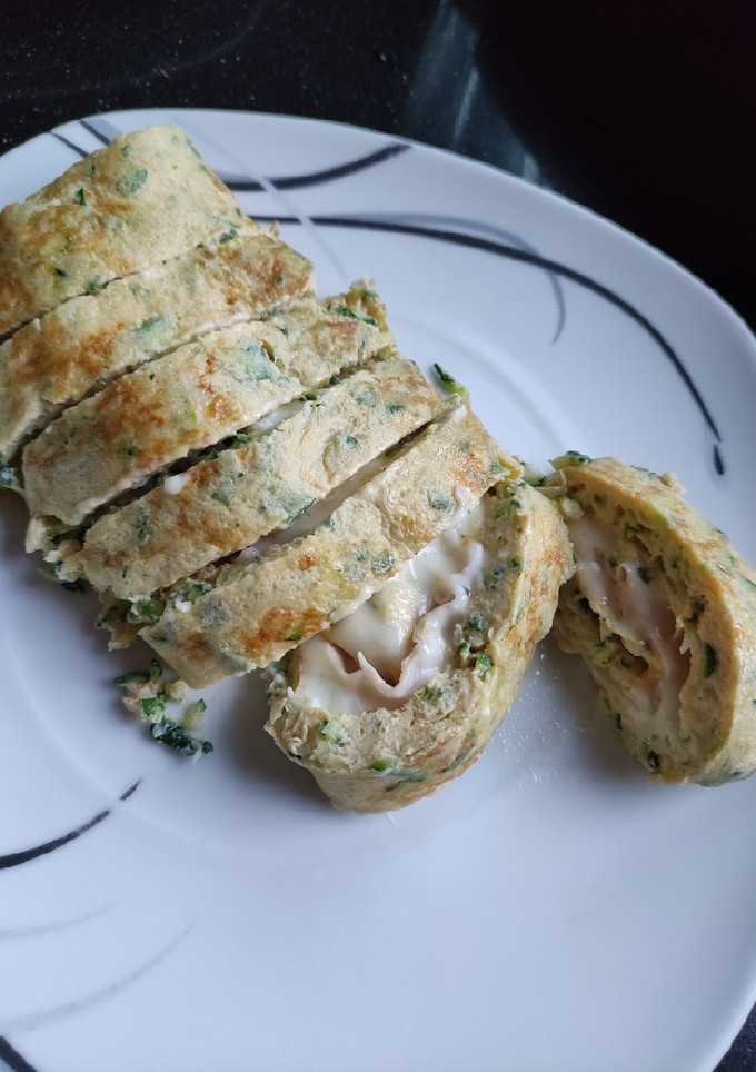 Una foto de Rollo de tortilla de calabacín con queso y pavo