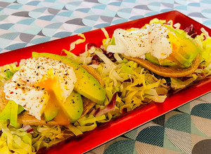 Foto di Uova in camicia con avocado e insalata mista