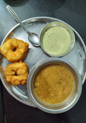 મેંદુ વડા અને સંભાર (Medu Vada Sambhar Recipe In Gujarati) રેસીપી મુખ્ય ફોટો