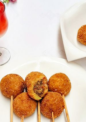 A picture of Potato and fish ball.
