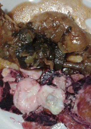 Una foto de Pollo negro en ensalada