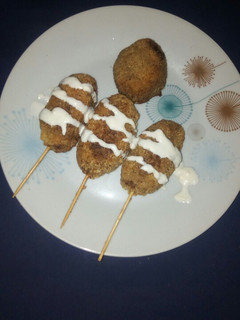 A picture of Meatballs on stick.