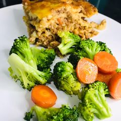 A picture of Microwave Steamed Carrots and Broccoli 🥕 🥦.
