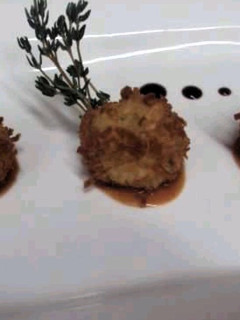 Una foto de Croquetas de yautia empanadas con coco en salsa de guayaba