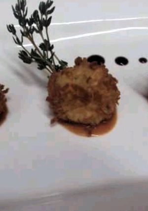 Una foto de Croquetas de yautia empanadas con coco en salsa de guayaba
