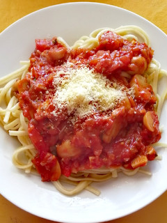 Una foto de Fideos en Salsa Roja y Champiñones 🍝🍄