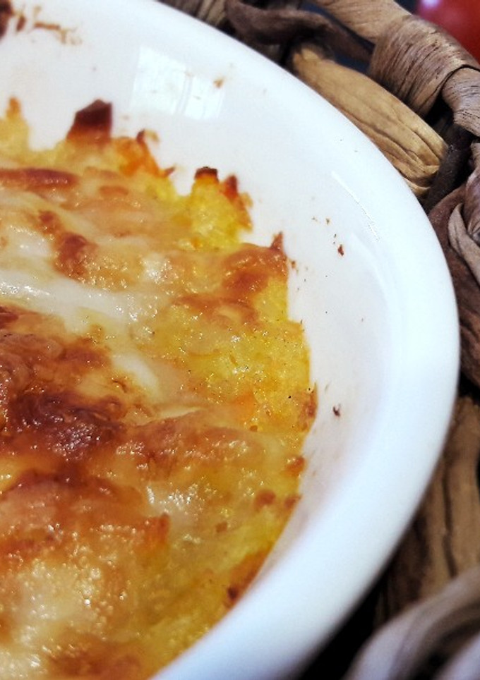 Una foto de Pastel de carne y curry con puré de patata y zanahoria