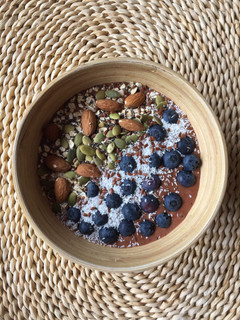 Una foto de Bowl energético con chocolate y jengibre