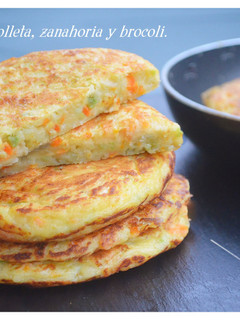 Una foto de Tortitas de cebolla, zanahoria y brócoli