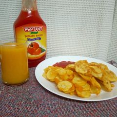 A picture of Viazi karai with mango smoothie 😋#potatoethemechallenge.