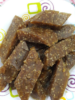عکسی از دستور باسلوق با شیره خرما و کنجد