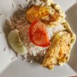 Huevos con arroz y verduras frescas