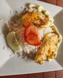 Huevos con arroz y verduras frescas