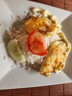 Una foto de Huevos con arroz y verduras frescas