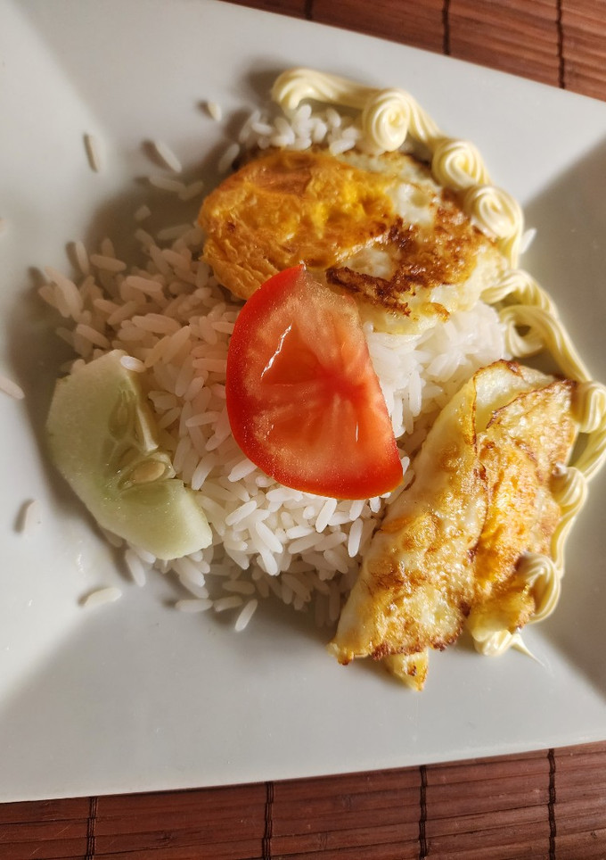 Una foto de Huevos con arroz y verduras frescas