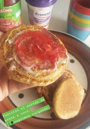Una foto de Pancitos al sartén de avena y coco fit