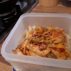 A picture of Chicken fajita pasta.