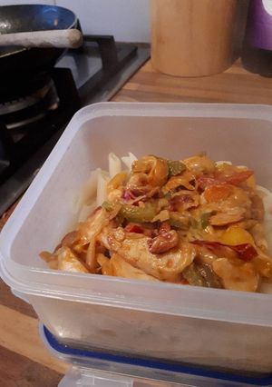 A picture of Chicken fajita pasta.