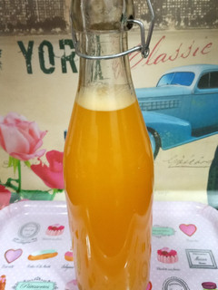 Una foto de Zumo de naranja con té verde