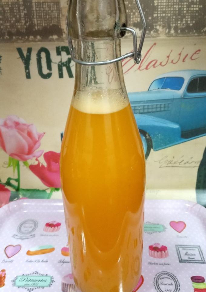 Una foto de Zumo de naranja con té verde