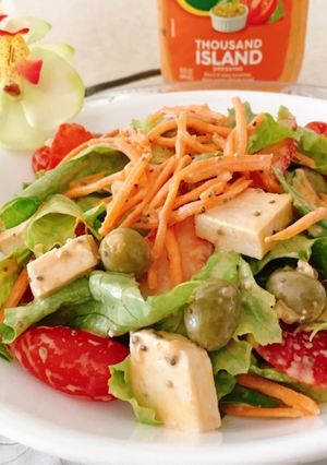 Hình của món Salad đậu hũ với sốt Thousand Island.