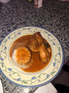 Una foto de Pollo guisado en salsa de verduras