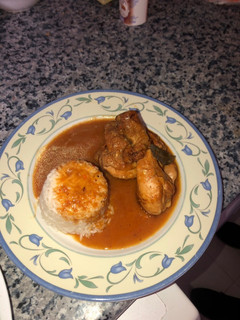 Una foto de Pollo guisado en salsa de verduras
