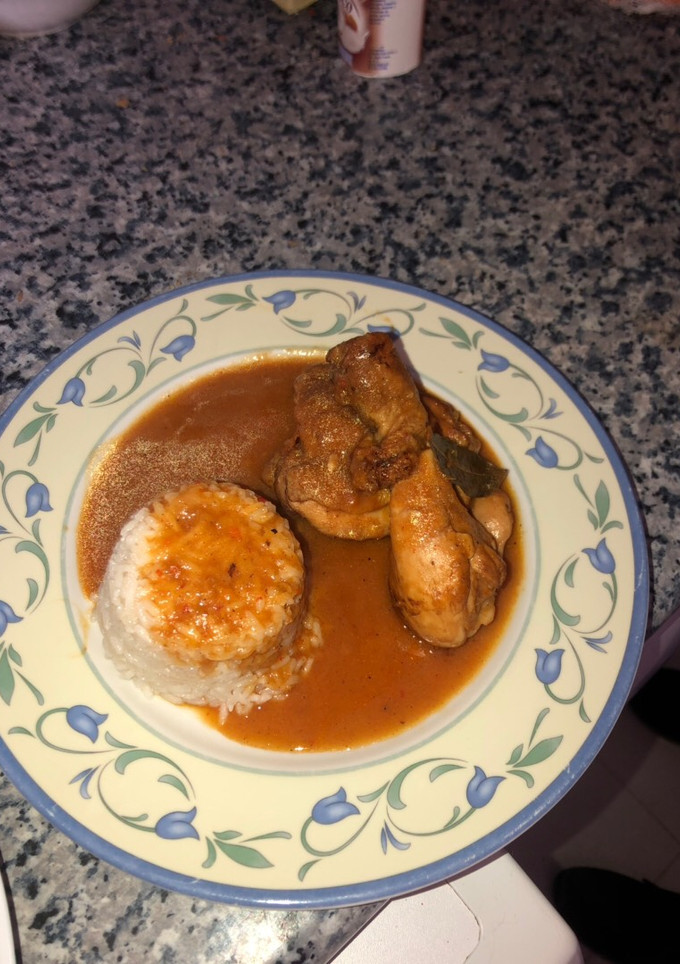 Una foto de Pollo guisado en salsa de verduras