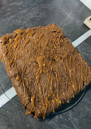 Une photo de Brownie caramel fondant à l'intérieur, avec noix de pécan et nappage caramel 🇺🇸