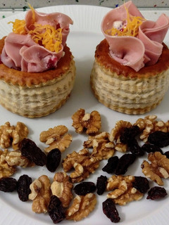 Una foto de Vol au vent rellenos de jamón cocido, mermelada, roquefort y huevo hilado con frutos secos
