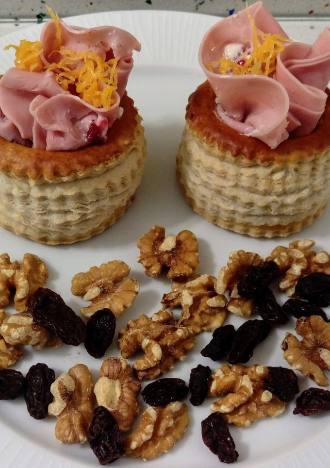 Una foto de Vol au vent rellenos de jamón cocido, mermelada, roquefort y huevo hilado con frutos secos