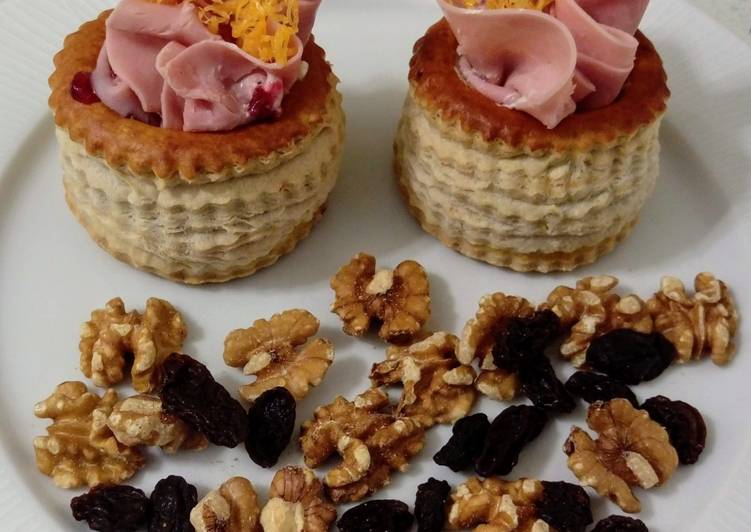 Vol au vent rellenos de jamón cocido, mermelada, roquefort y huevo hilado con frutos secos