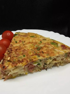 Una foto de Tortilla crujiente de repollo pimiento y jamón