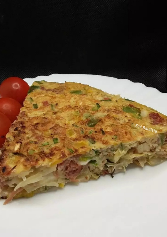 Una foto de Tortilla crujiente de repollo pimiento y jamón