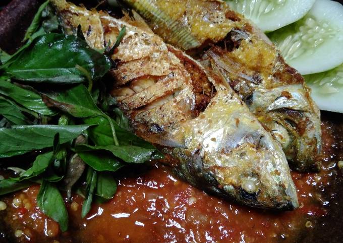 Resep 28. Lalapan Ikan Bumbu Kuning Sambel Kemangi (Modal 15.000), Bikin Ngiler