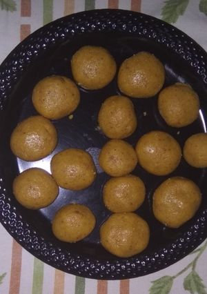 मूंग दाल के लड्डू (Moong Dal ke Laddu Recipe in Hindi) रेसिपी मुख्य फोटो