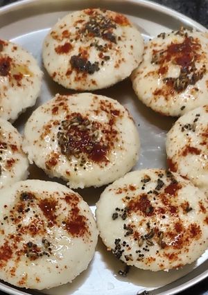 बटाटा वड़ा स्टफ्ड इडली (batata vada stuffed idli recipe in Hindi) रेसिपी मुख्य फोटो