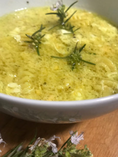Una foto de Sopa de pollo, por menos de 2€ la ración