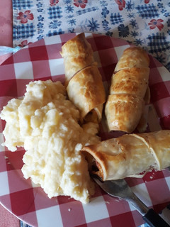 Una foto de Panchos envuelto con puré de papas