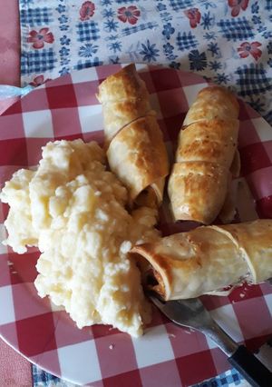 Una foto de Panchos envuelto con puré de papas