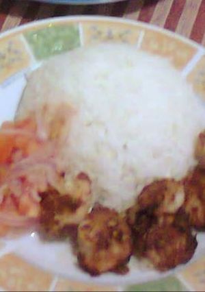 Una foto de Camarones apanados y salsa